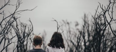 亲吻姐姐主角赤城真夜Riko的形象插图，活泼少女在校园操场大笑，薄荷绿背景，日系活力风